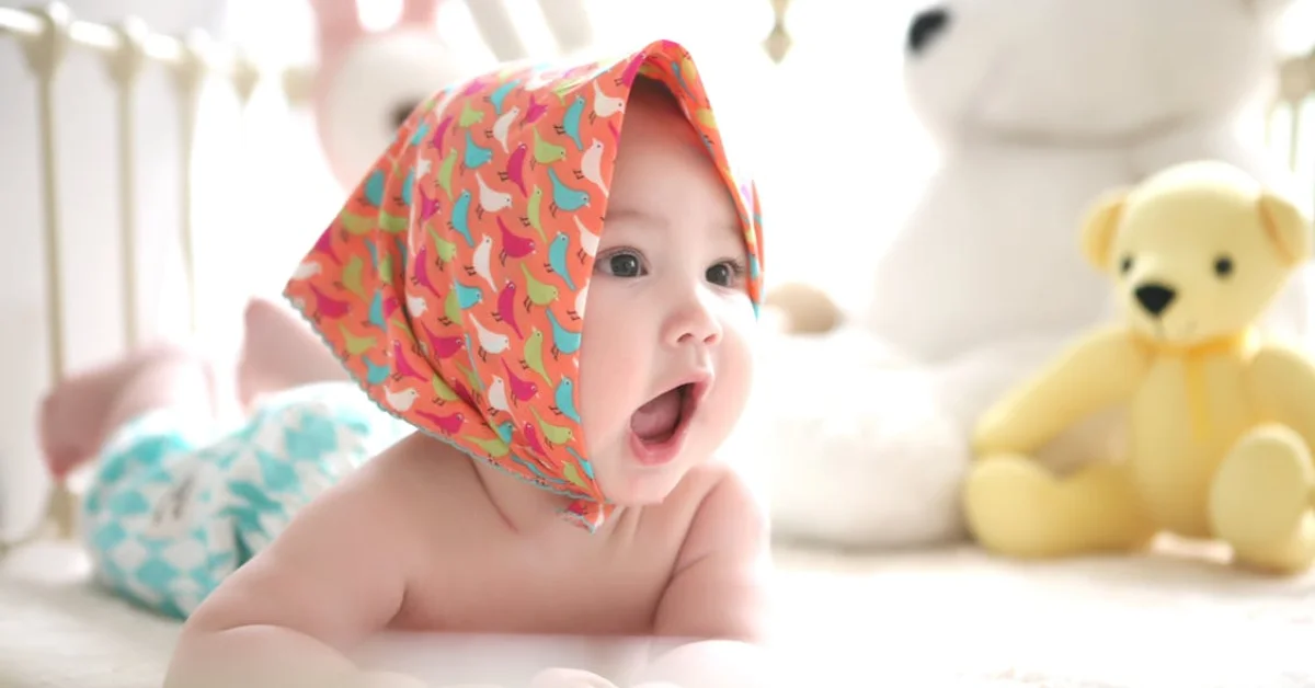 bayi bermain di atas tempat tidur